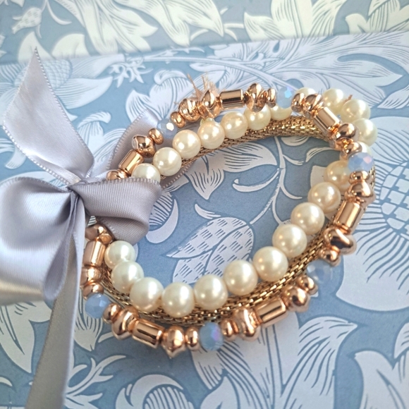 2/$40 🇨🇦Set of 3 strechy bracelets in pearl gold and pale blue - Picture 6 of 7